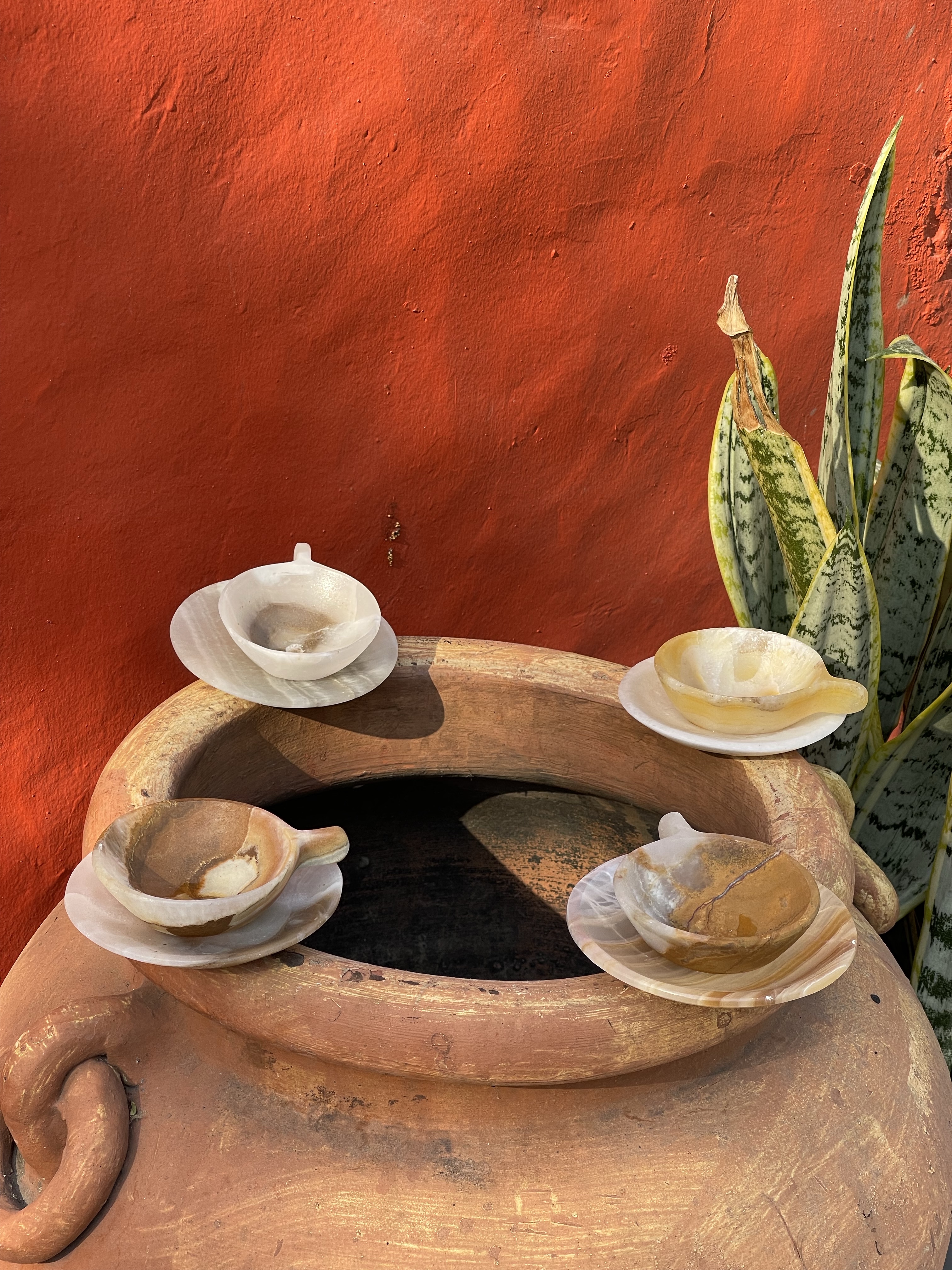 taza sake una taza y un platito de ónix verde rojo blanco amarillo